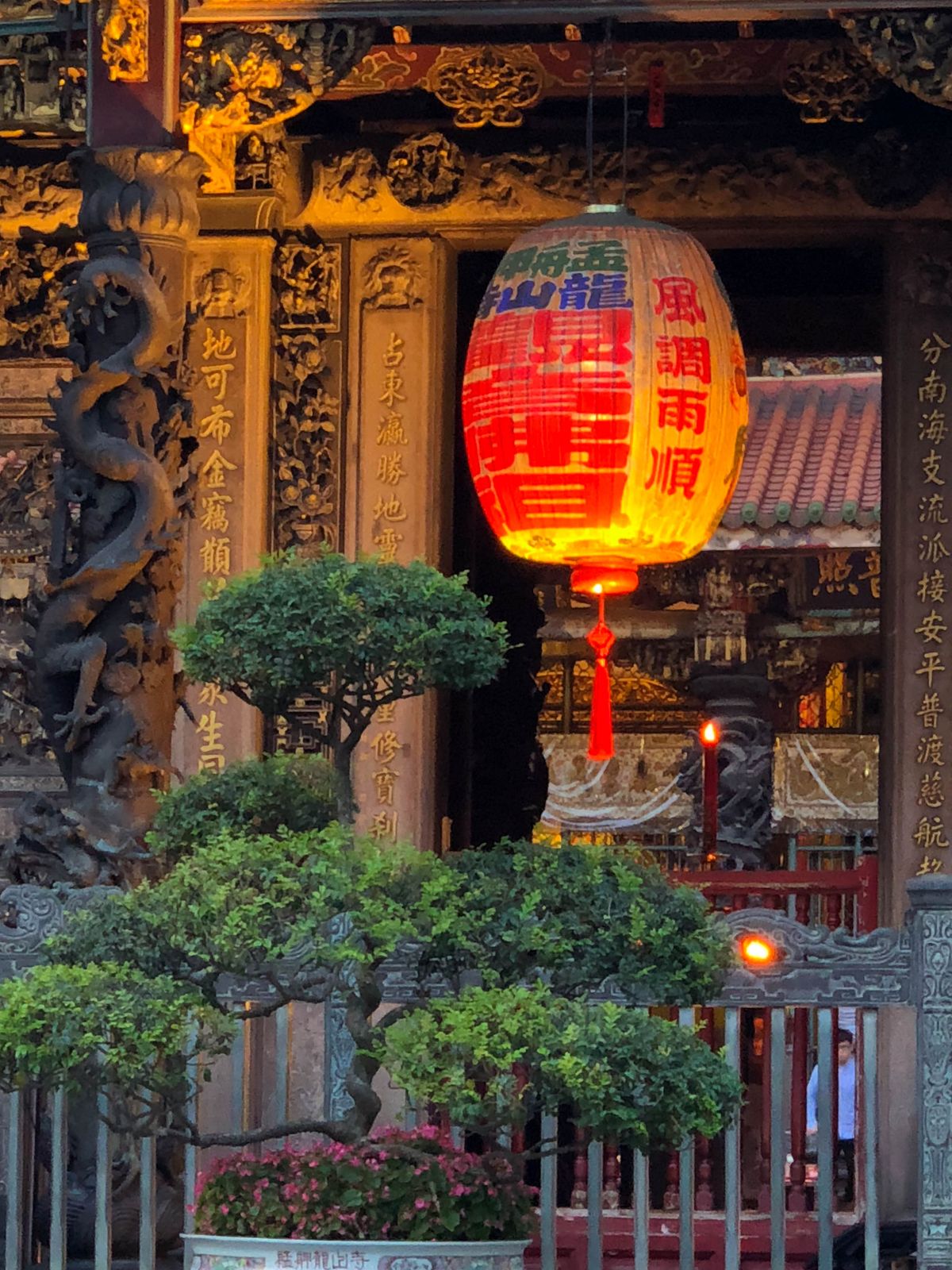 台北龍山寺入口的彩繪燈籠與傳統雕刻
